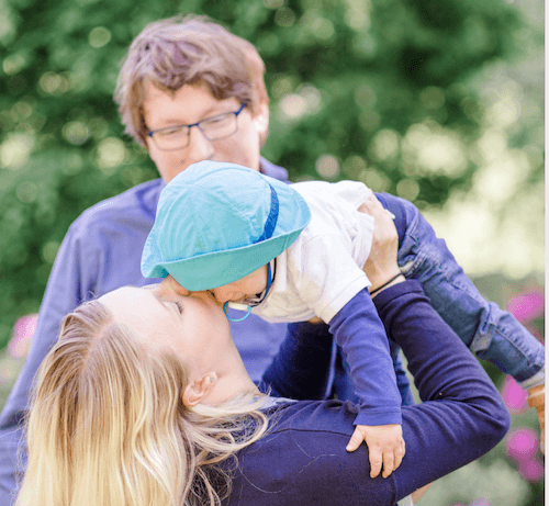 Johanna und Matthias mit ihrem Kind