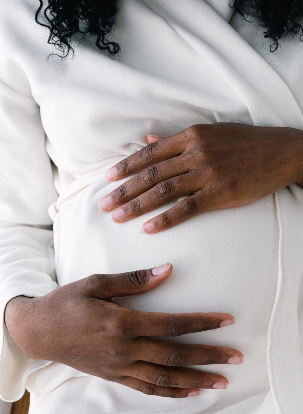 schwangere Frau in weiß