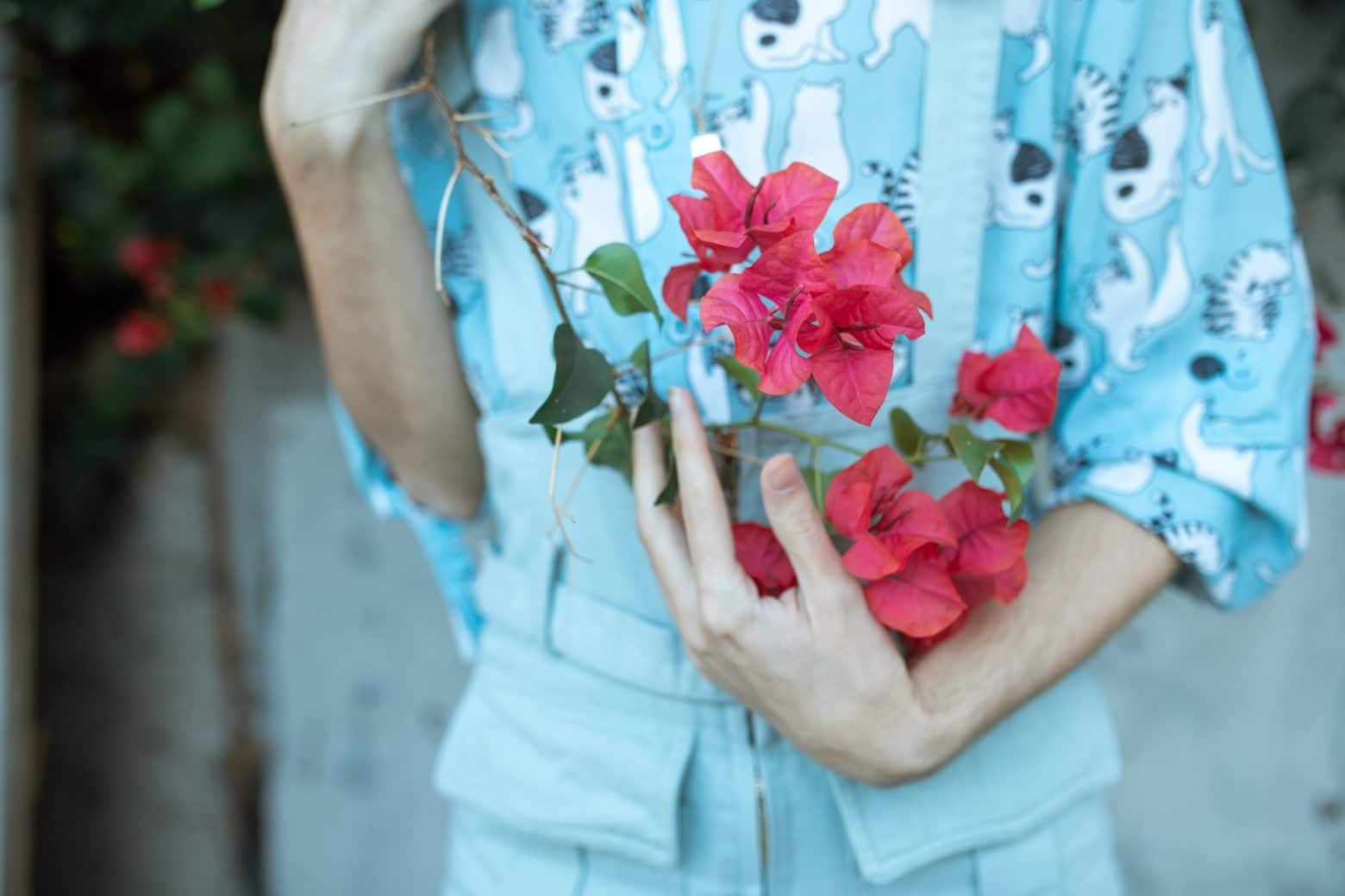 frau mit blumen