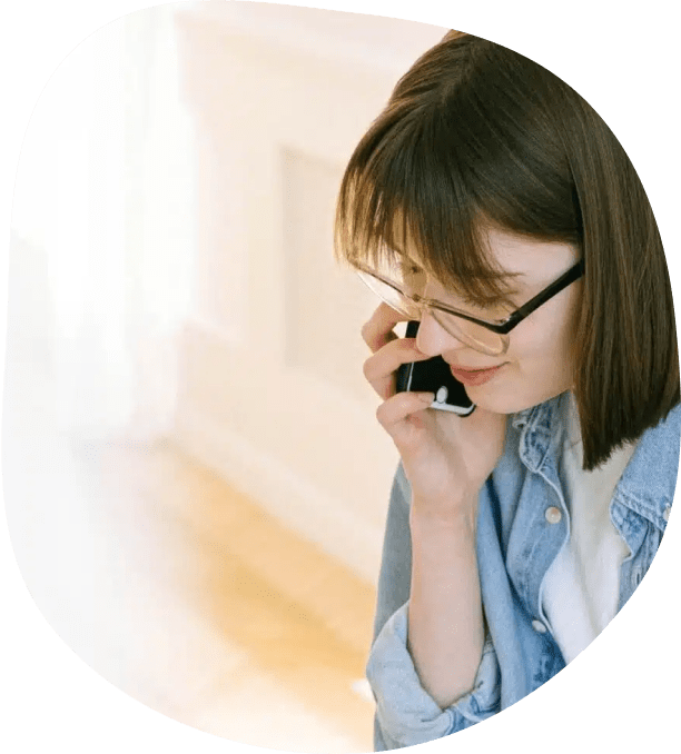 Eine junge Frau telefoniert mit einem Mobiltelefon.